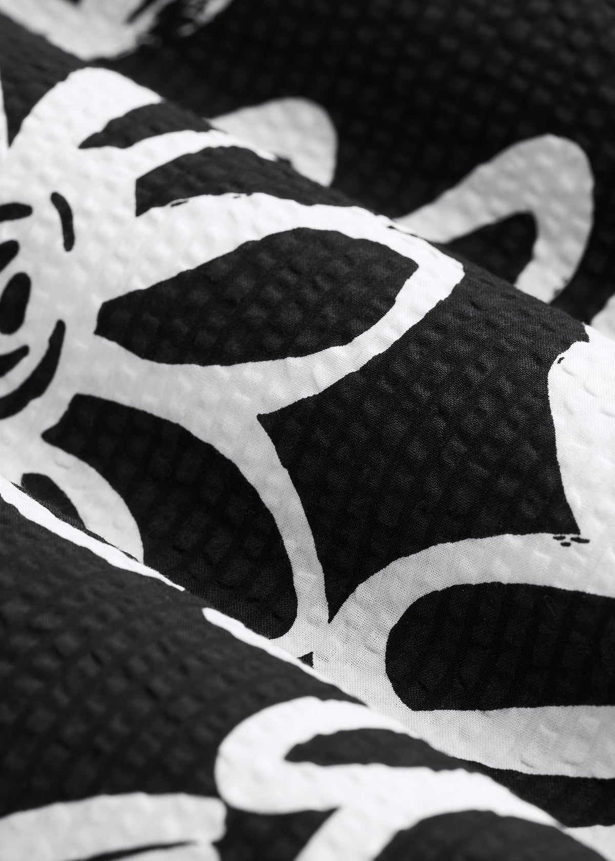 Seersucker Short Sleeve Shirt for Tall Men in Black and White Floral