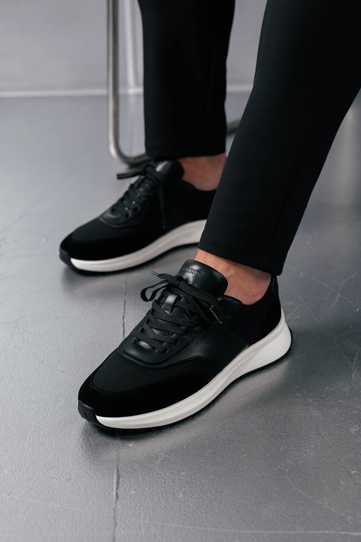 FORMA RUNNER - BLACK AND WHITE