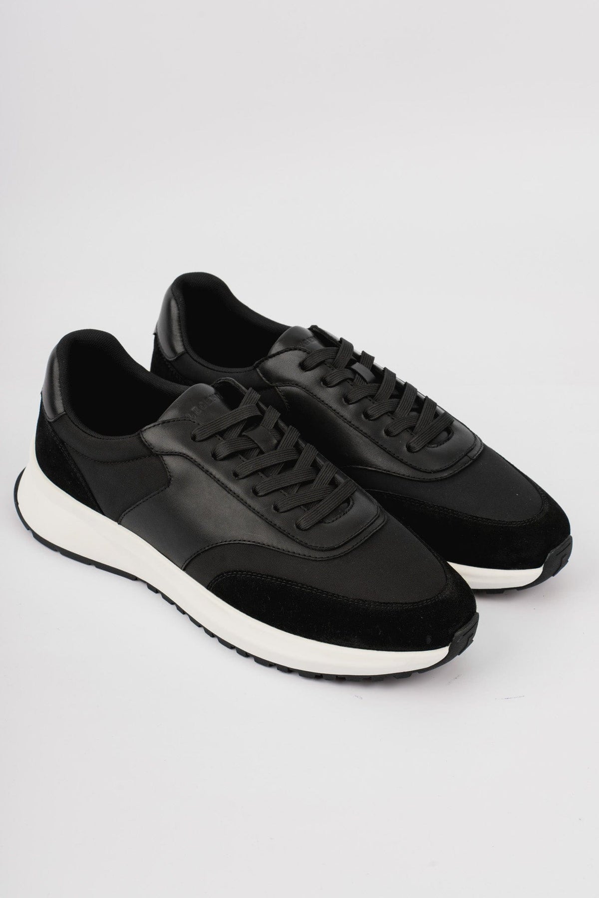 FORMA RUNNER - BLACK AND WHITE