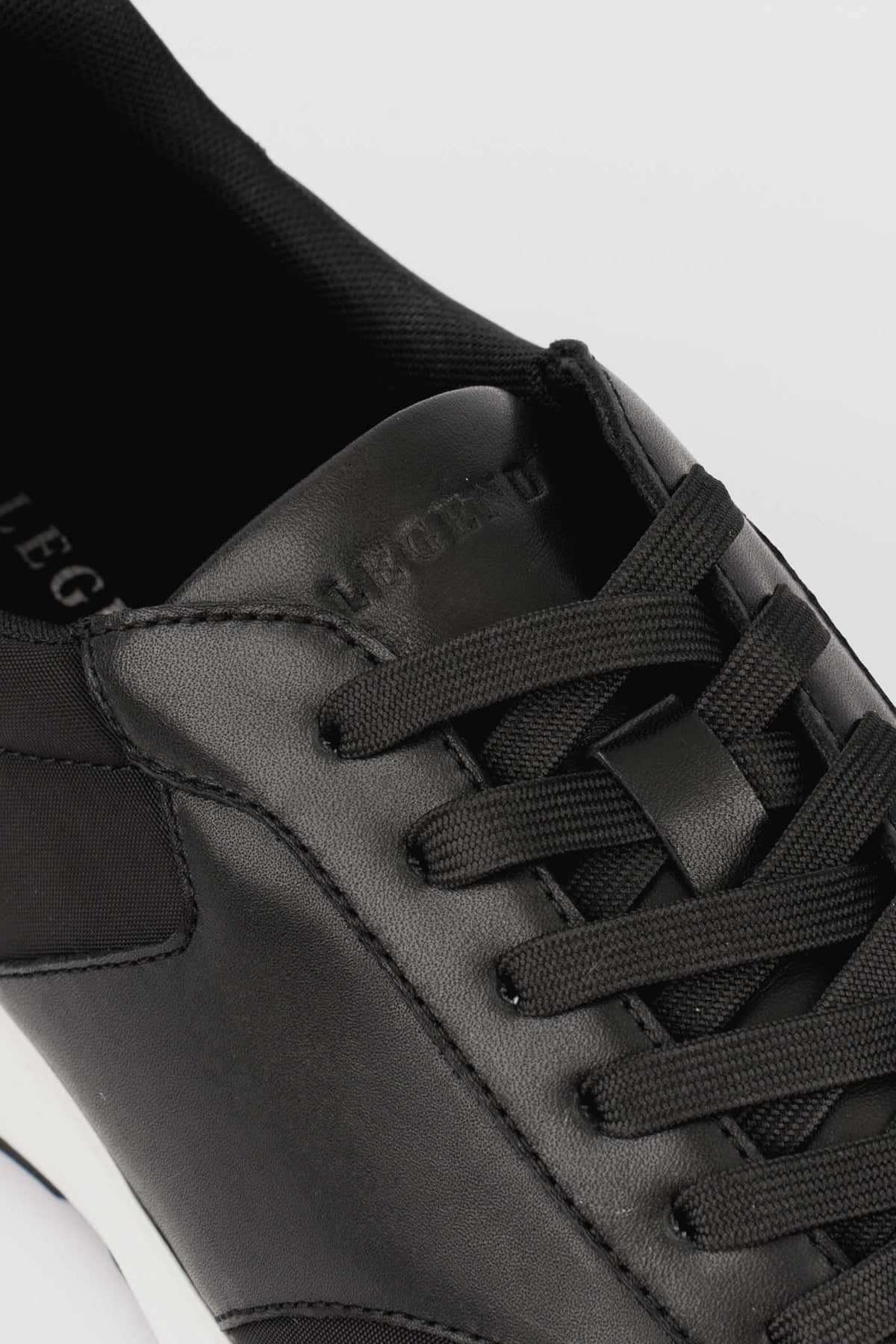 FORMA RUNNER - BLACK AND WHITE