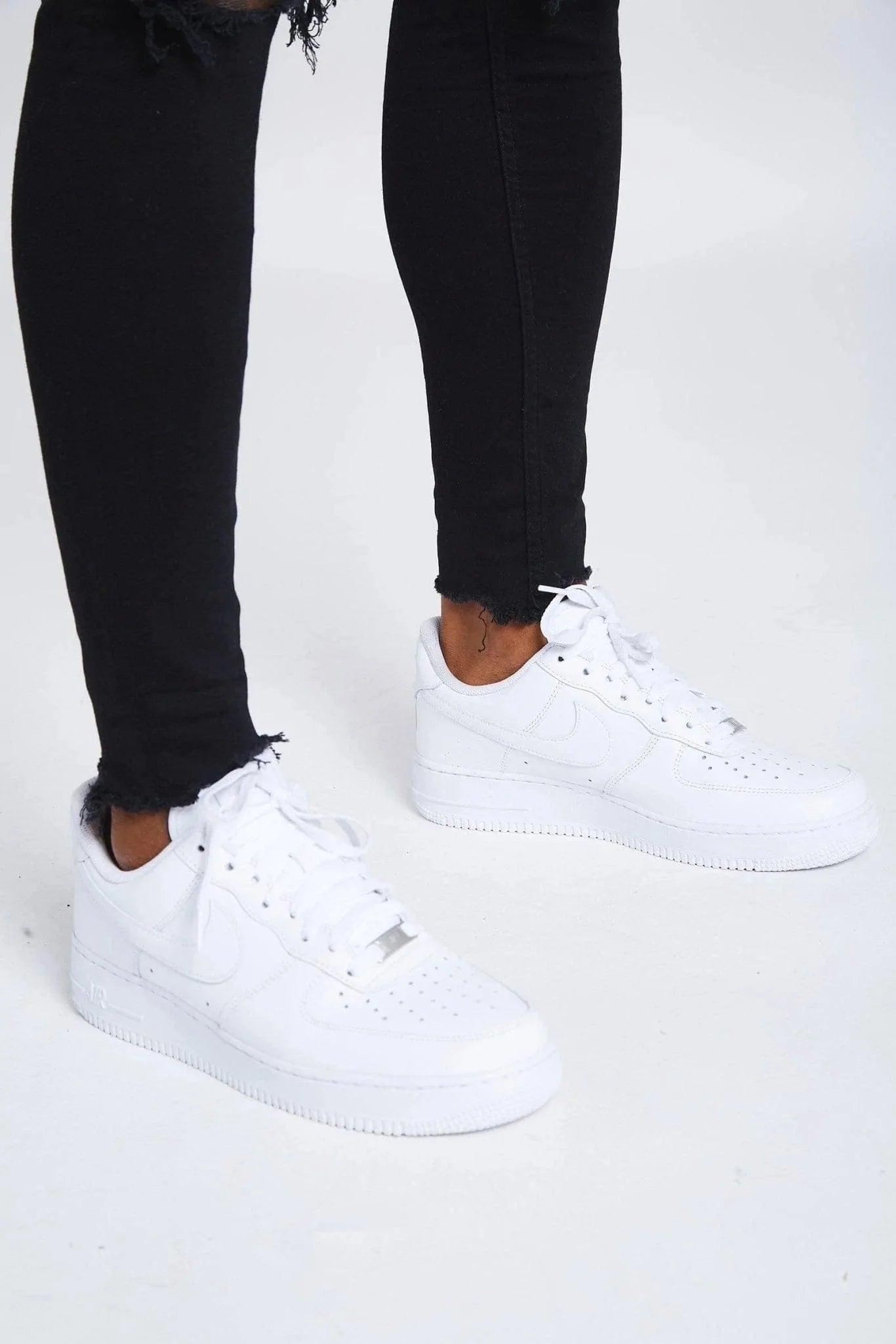 SKINNY FIT JEANS DESTROYED KNEE - BLACK